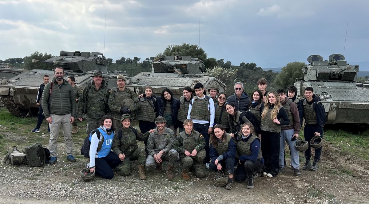 Estudiantes de Periodismo de la CEU UAO se forman en una simulación del Ejército de Tierra